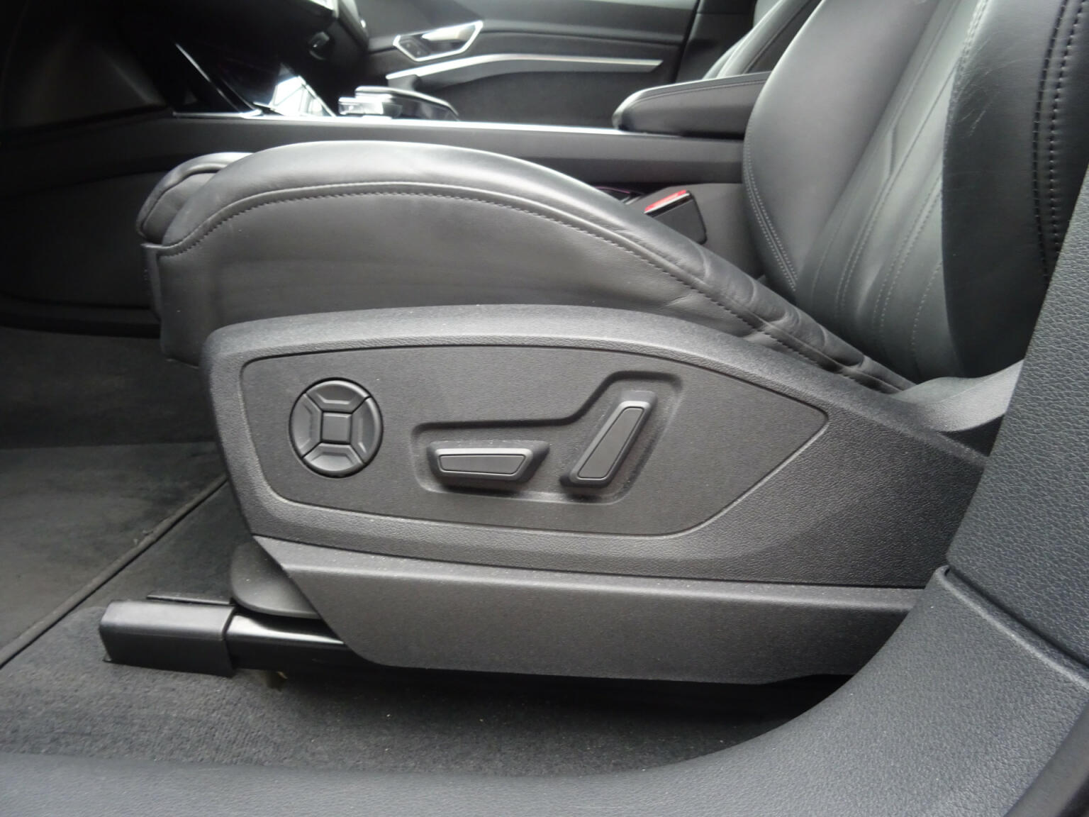 Audi-e-tron-19